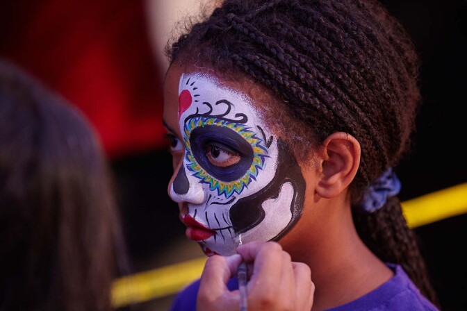 A young girl gets her face painted Día de los Muertos celebration in 2019 | Pablo Aguilar
