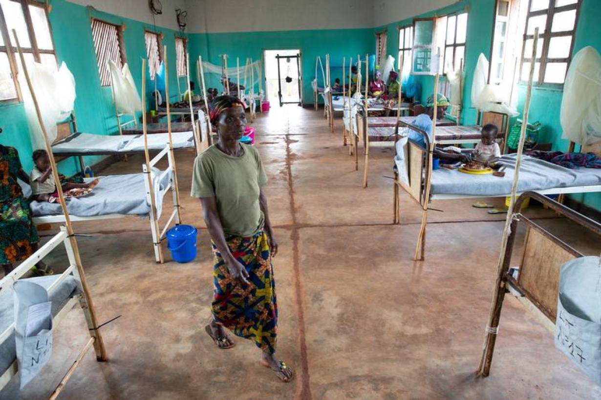 Wanea Mabele, mother of a measles patient, walks through the measles isolation ward in Boso-Manzi hospital in Mongala province in northern Democratic Republic of Congo February 29, 2020. Picture taken February 29, 2020. | REUTERS/Hereward Holland