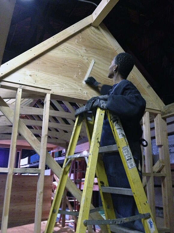 Dominique Moody constructing "The Urban Nomad" | Photo: Lynell George