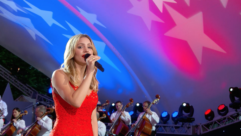 Katharine McPhee Performs a Medley at the 2016 Concert