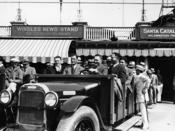 Chicago Cubs ballplayers arrive in Avalon in 1930. Courtesy of the Photo Collection, Los Angeles Public Library.