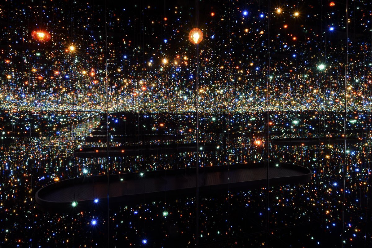Yayoi Kusama, Infinity Mirrored Room – The Souls of Millions of Light Years Away, 2013, at the Hirshhorn Museum and Sculpture Garden | Cathy Carver, Courtesy of David Zwirner, N.Y. © Yayoi Kusama