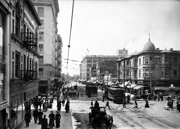 Seventh and Broadway, circa 1910. Courtesy of the Title Insurance and Trust / C.C. Pierce Photography Collection, USC Libraries.