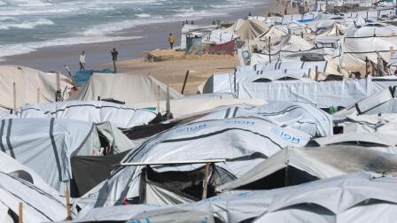 News Wrap: Winter weather drenches Gaza tent camps