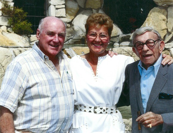 Alex and Phyllis Madonna with George Burns in 1989. | Photo: Courtesy of Madonna Inn.