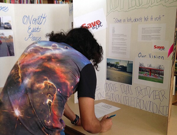 A community member leaves a comment for Team N.E.P. who are working on improving San Fernando Rd.