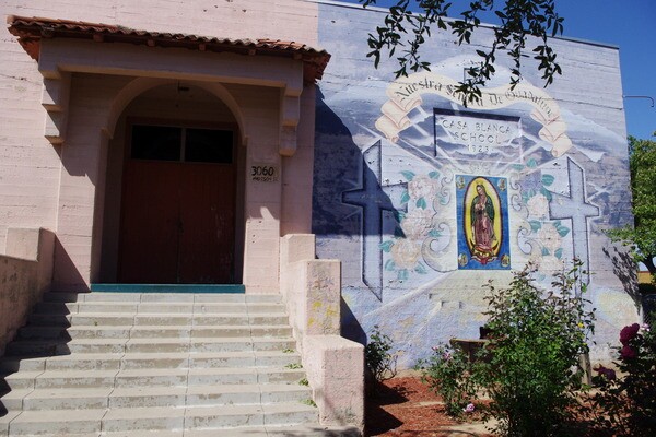 Mural on main entrance of former Casa Blanca Elementary School I Photo Ed Fuentes