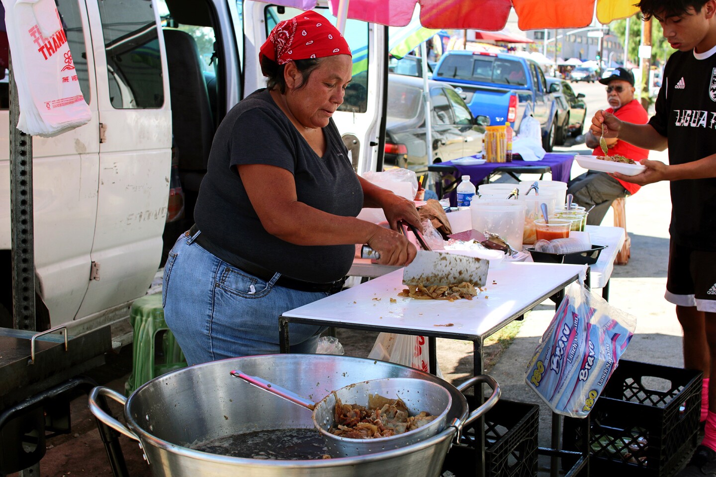 A Pinata District taco vendor | Samanta Helou Hernandez