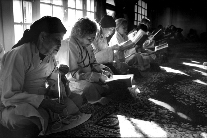 Early morning during a three-day retreat at the Vietnamese Buddhist Temple, Los Angeles, 1982 | Don Farber
