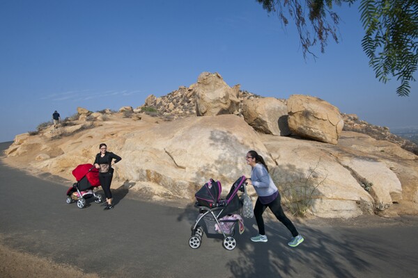Cristal Perez and her friend make their way up the mountain. | Photo: Douglas McCulloh