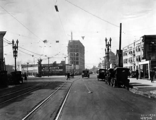 1920 view of Broadway and Tenth, looking south toward the fork between Broadway Place and Broadway's 1919 extension. Courtesy of the Security Pacific National Bank Collection, Los Angeles Public Library.