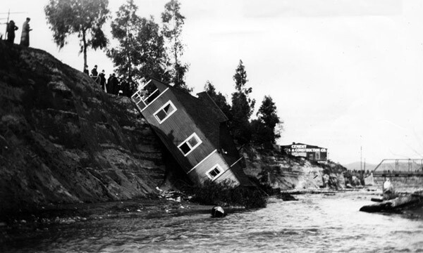 A house falls into the Arroyo Seco near the confluence of the Los Angeles River below North Figueroa Street, 1912. Courtesy of the Los Angeles Public Library.