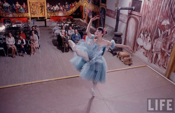 Marta_Becket_Amargosa_Opera_House.jpg
