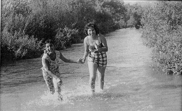 Women playing in the RÃo Hondo | Photo: La Historia Historical Society Museum