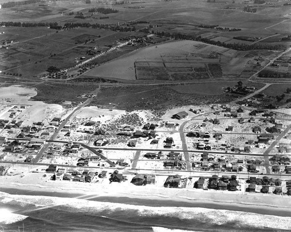 Aerial view of Manhattan Beach, laid out on the sand dunes of the South Bay coast, circa 1920. Courtesy of the Photo Collection, Los Angeles Public Library.