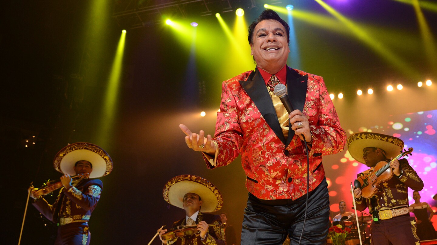 Singer Juan Gabriel performs during his "Volver Tour 2014" in Oakland (featured)