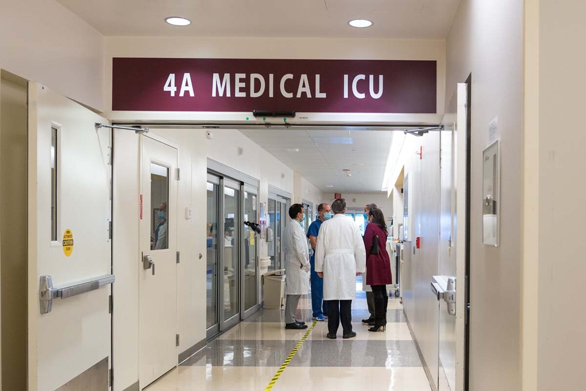 Doctors huddle inside the intensive care unit at LAC+USC Medical Center. | Heidi de Marco/California Healthline
