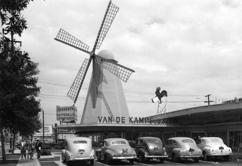 This Van de Kamp coffee shop was on the corner of Fletcher Drive and San Fernando Road. At the company’s height, 320 bakeries and coffee shops beckoned passersby with large windmills | Security Pacific National Bank Collection, Los Angeles Public Library