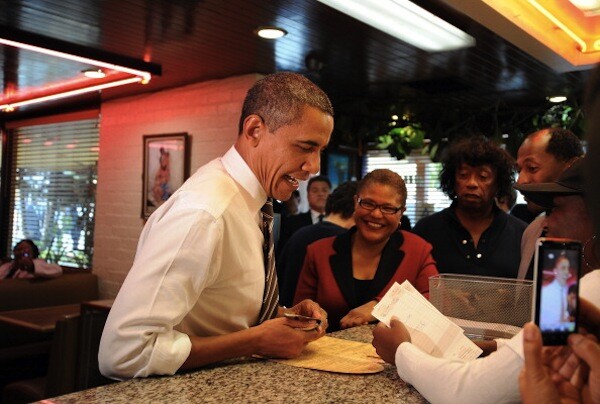U.S. President Barack Obama made a stop on Monday and ordered for food at the Roscoe's Chicken and Waffles on Pico Blvd. | Photo: JEWEL SAMAD/AFP/Getty Images