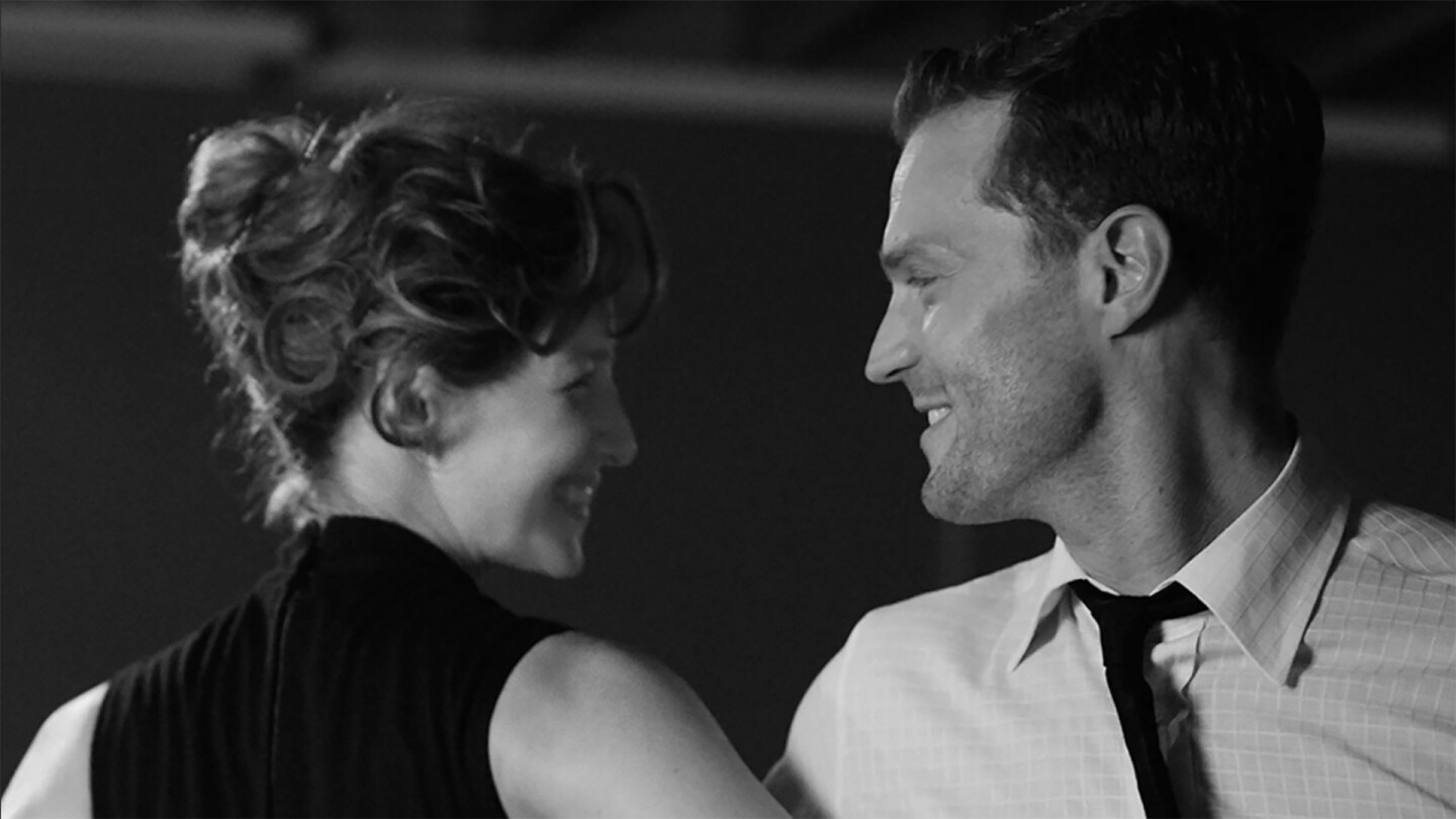 Caitriona Balfe and Jamie Dornan in Belfast (2021).
