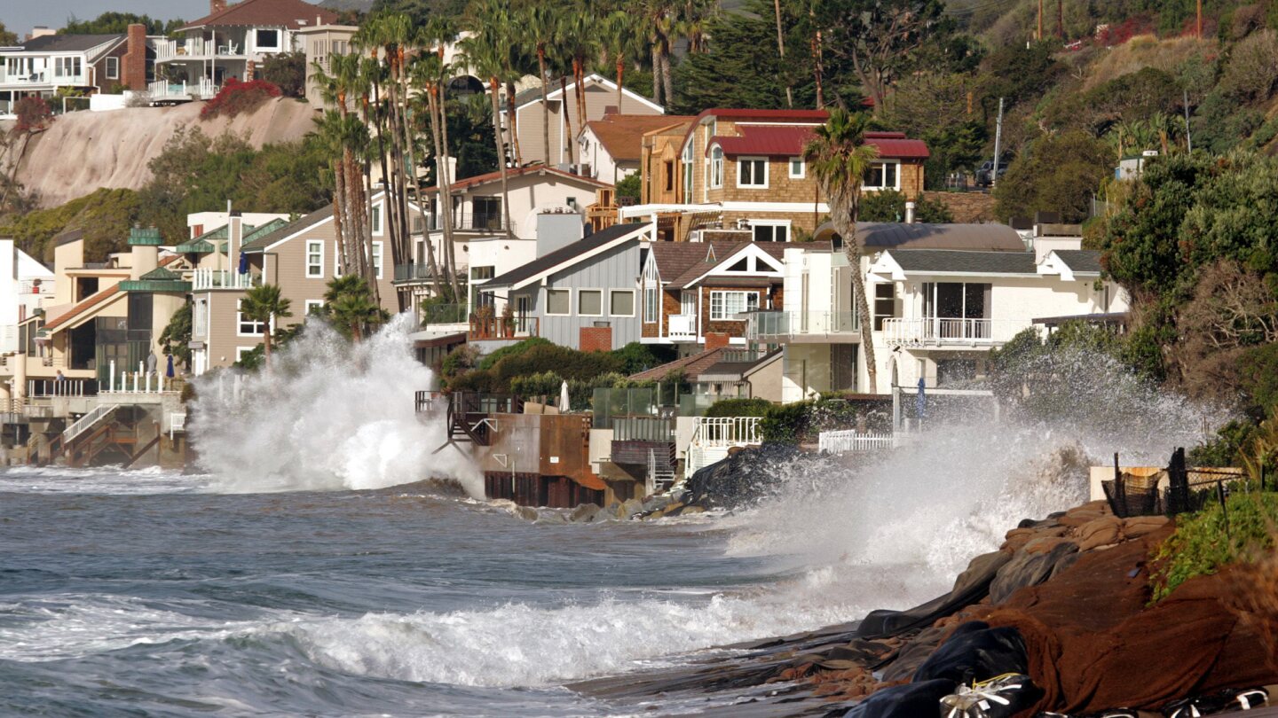Broad Beach in Malibu | photo: Al Seib Los Angeles Times via Getty Images