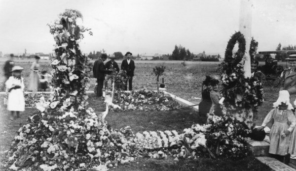 Men, women and children surround decorated graves of Civil War veterans for 'Decoration Day', which later became Memorial Day | Photo: Security Pacific National Bank Collection, Los Angeles Public Library