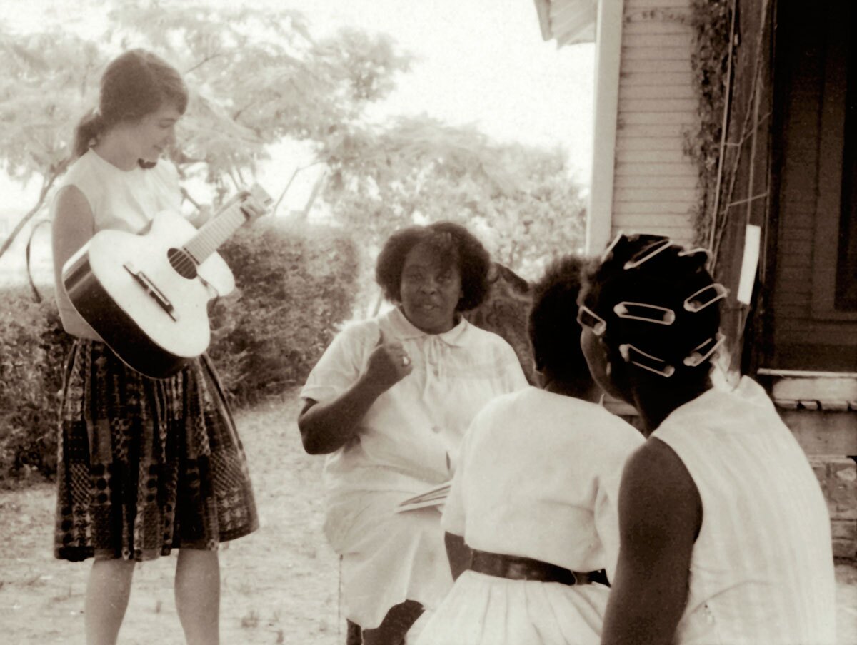 Heather Booth and Fannie Lou Hamer | Jewish Women's Archive