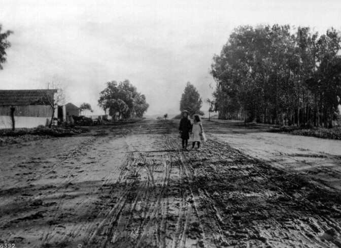 Sunset Boulevard at Gower in 1907. Courtesy of the Photo Collection - Los Angeles Public Library.
