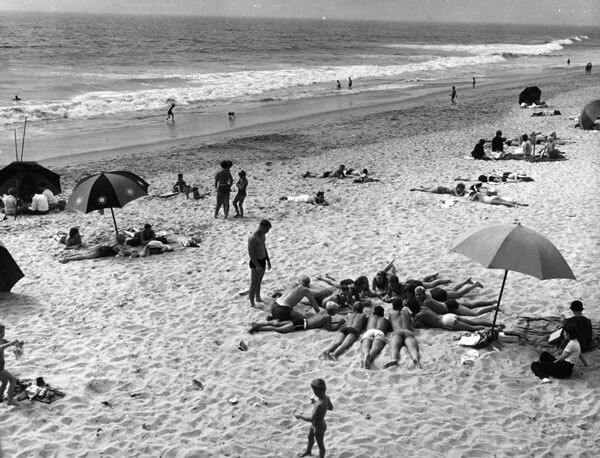 Beach scene in Manhattan Beach, circa 1939. Courtesy of the Photo Collection, Los Angeles Public Library.