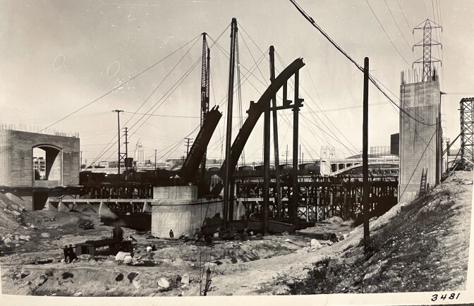 The erection of viaduct's steel spans photographed on October 29, 1931. 