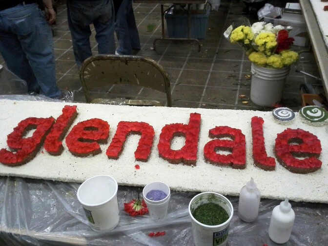Build or decorate a Rose Parade float (2)