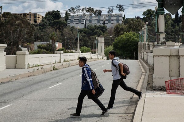 Students cross the busy roads without a crosswalk | Photo: Sean Meredith