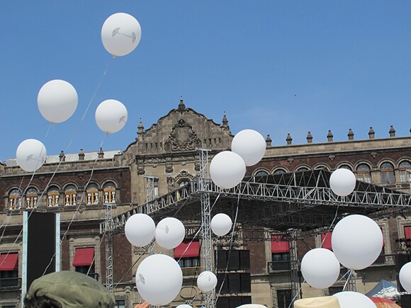 "Acción 40 mil almas" por César MartÃnez. Mil globos, cada uno representando a los muertos por la violencia relacionada con la guerra contra el narco, fueron soltados hacia el cielo en el Zócalo. | Foto por César MartÃnez