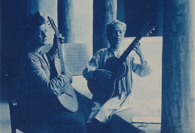 May Ethelyn Bourne and Turbese Lummis at El Alisal, 1904. Photo courtesy of The Autry National Center