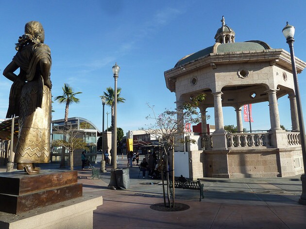 mariachiplaza01.jpg