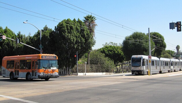 waltarrrrr_busrail01.jpg