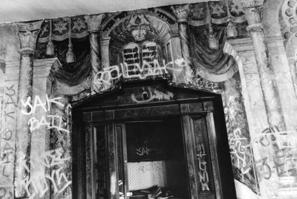 Interior view of the Talmud Torah Synagogue in Boyle Heights, showing handpainted muraled walls now covered with graffiti | Photo: Gary Leonard Collection, courtesy of the Los Angeles Public Library
