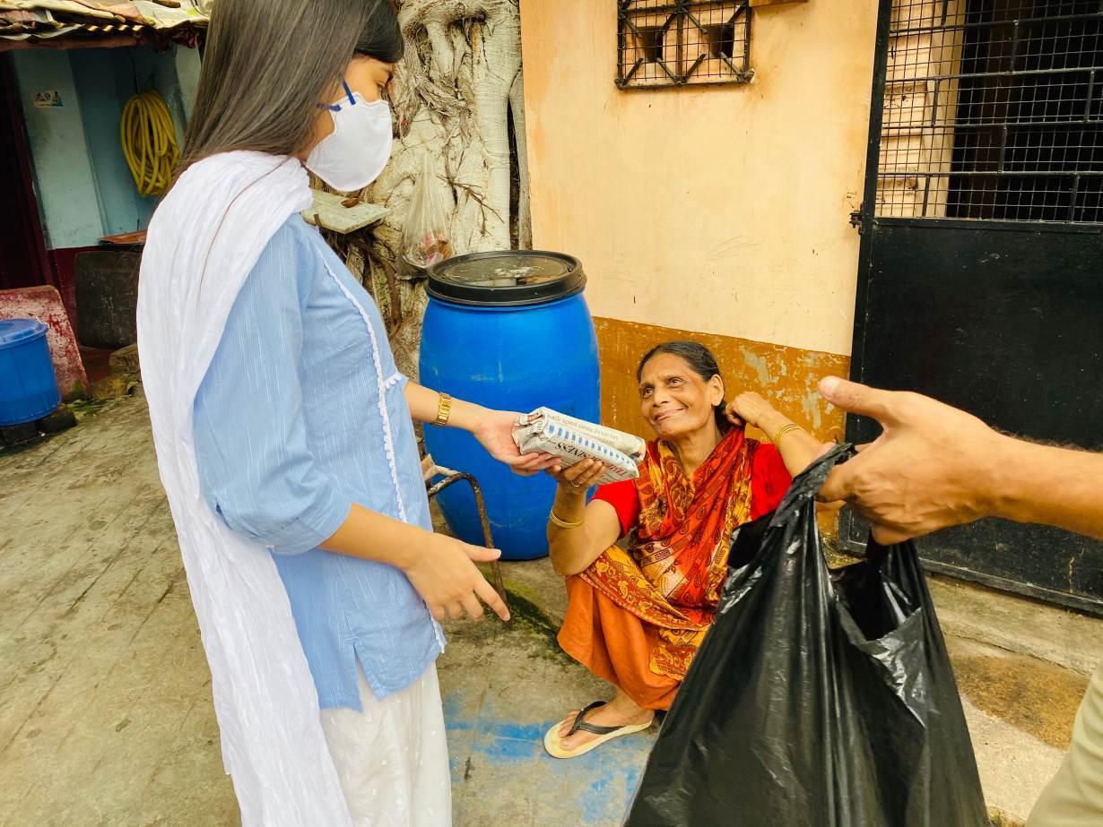 Aqsa Mushtaque (R) distributes sanitary pads in the slums of Kolkata, India on June 10, 2020. | Photo credit: Aqsa Mushtaque