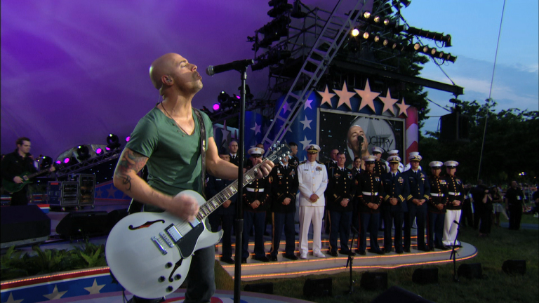 Returning Troops Receive Tribute