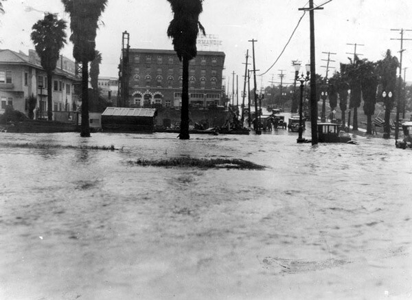In this circa 1922 photo, the resurgent Arroyo de la Sacatela floods the intersection of Sixth Street and Mariposa Avenue. Courtesy of the Security Pacific National Bank Collection, Los Angeles Public Library.