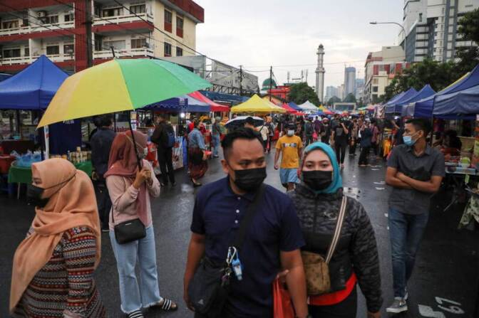 Muslims wearing protective masks shop for food before Iftar (breaking fast) at a Ramadan bazaar, amid the coronavirus disease (COVID-19) outbreak, in Kuala Lumpur, Malaysia April 15, 2021.