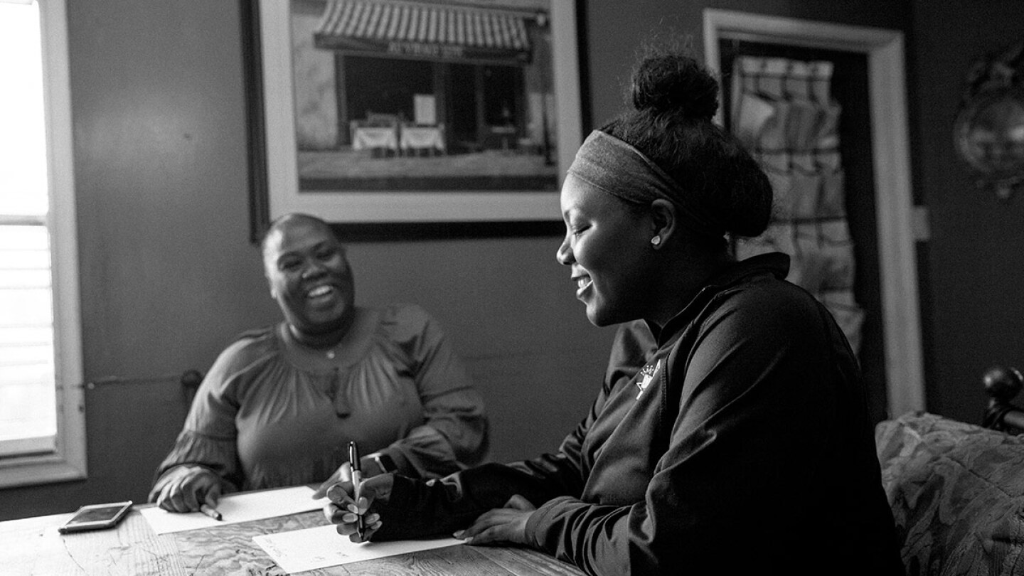 Lashay Mallory writes down the stages of labor as Christian Beckley watches over her. | Samanta Helou Hernandez