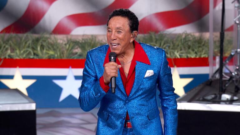 Smokey Robinson Performs “Tears of a Clown”