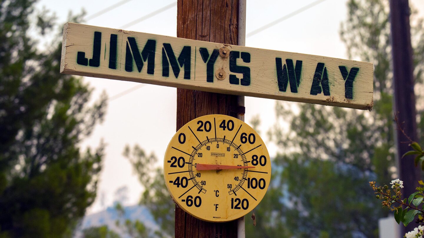 Un termómetro exterior muestra la temperatura de la tarde el 20 de Agosto del 2016 en zonas de recreación de Kernville, California.