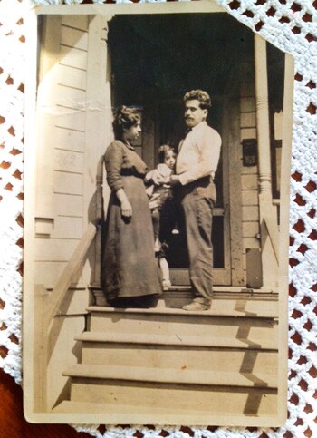 Enrique Flores Magón, Teresa Arteaga and their son José, Chepito, in Los Angeles on Bonnie Brae St. July 1914. | Photo: Courtesy of Diego Flores Magón