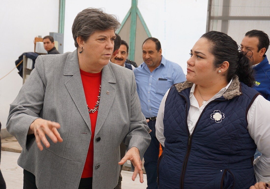 Michelle Dojaquez, right, program chief in for the Baja California Ag Department and coordinator of the new club in Mexico, chats with Glenda Humiston.