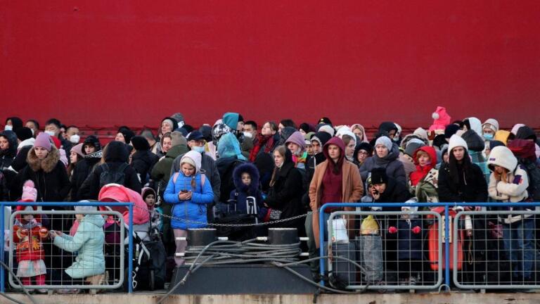 Families flee homes in Ukraine as death toll mounts