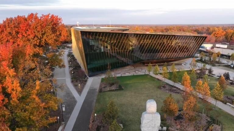 New medical school blends art and science in doctor training