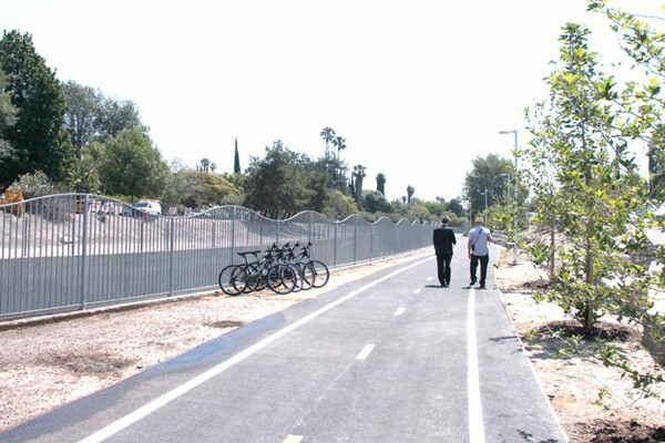 The newly opened riverwalk at Sepulveda and Valleyheart Drive S. | Photo: Carren Jao
