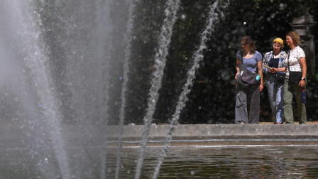 News Wrap: Record-breaking heat wave grips Europe